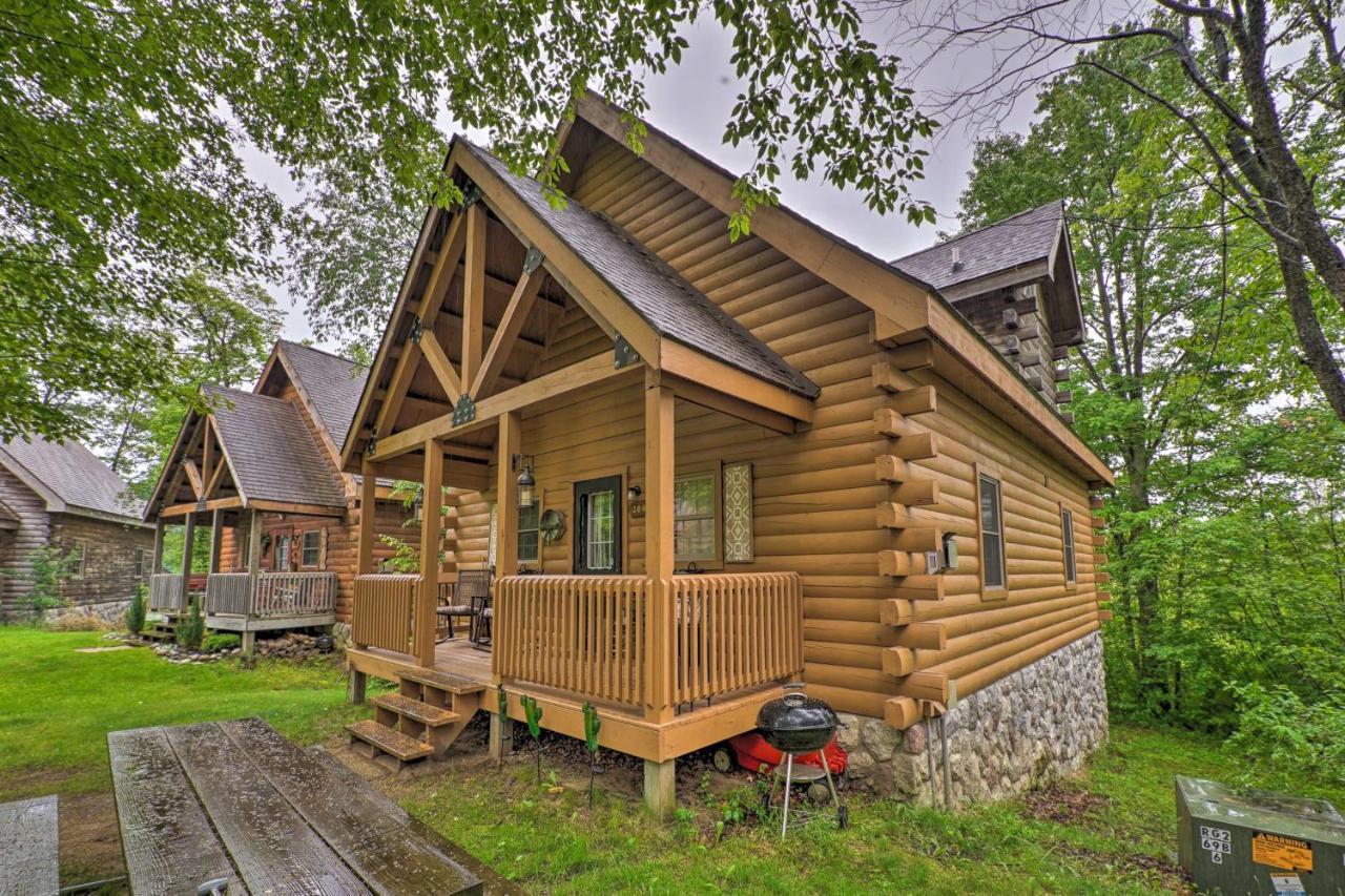 Cozy Retreat With Porch And Double Jj Resort Access! Rothbury Eksteriør bilde