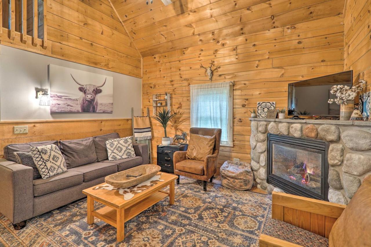Cozy Retreat With Porch And Double Jj Resort Access! Rothbury Eksteriør bilde