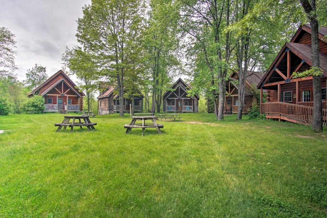Cozy Retreat With Porch And Double Jj Resort Access! Rothbury Eksteriør bilde